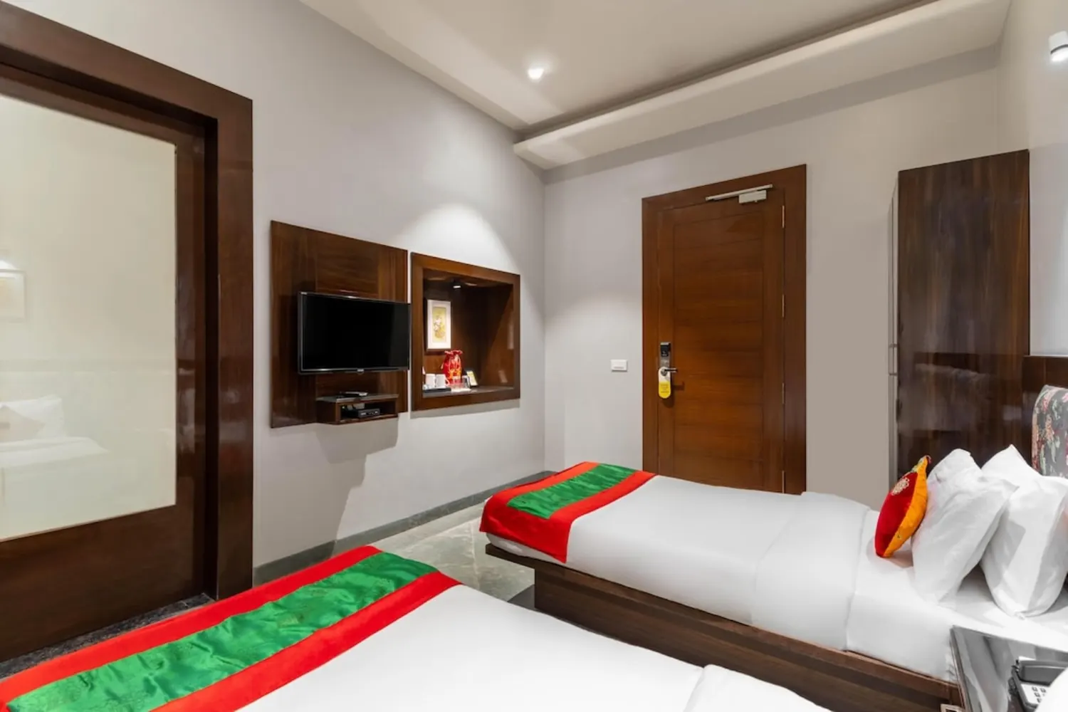 Lake View Deluxe Room thumbnail 2