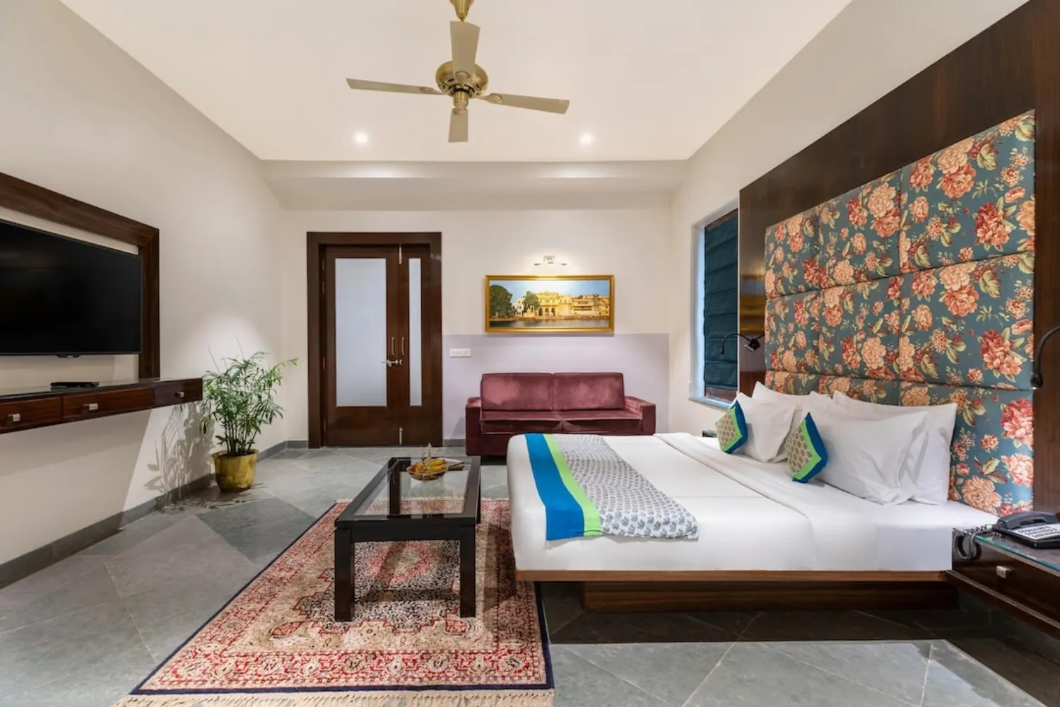Lake View Deluxe Room thumbnail 3
