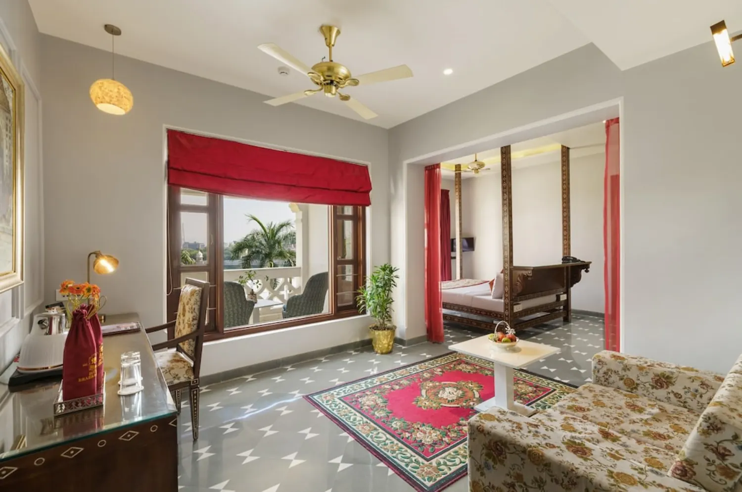 Lake View Deluxe Room thumbnail 4