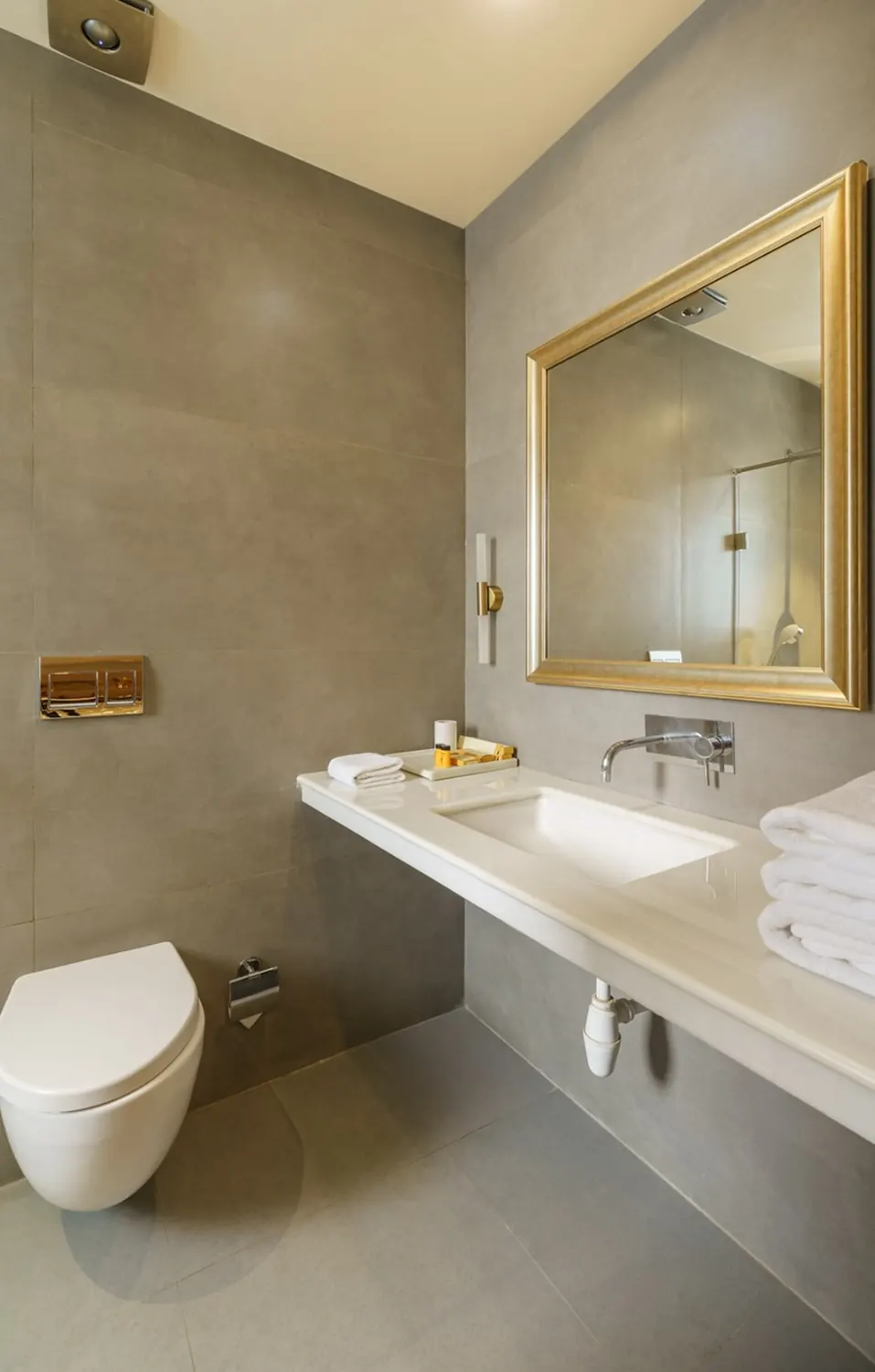 Lake View Deluxe Room thumbnail 7