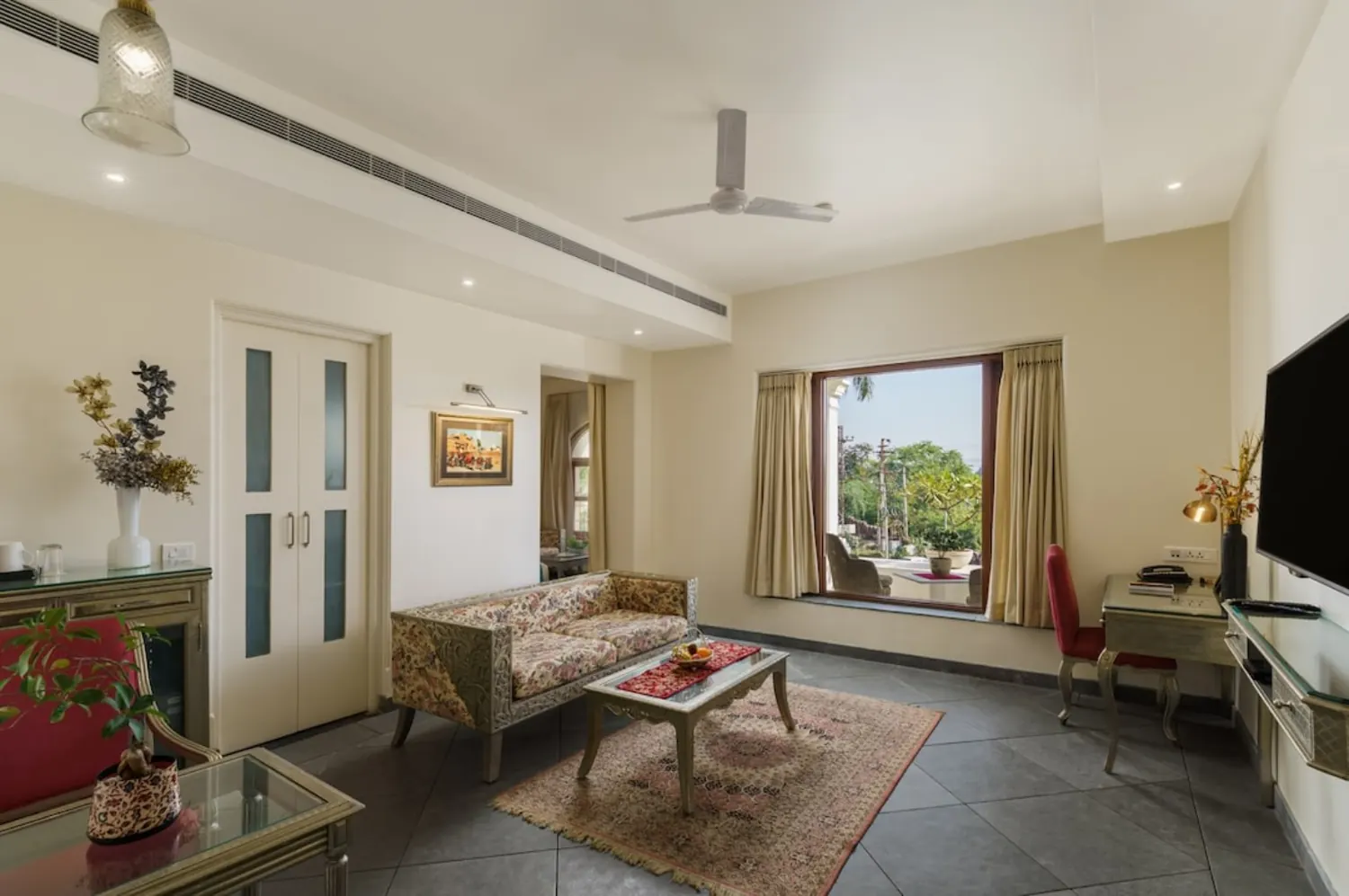Royal Lakeview Suite — photo 1 of 6