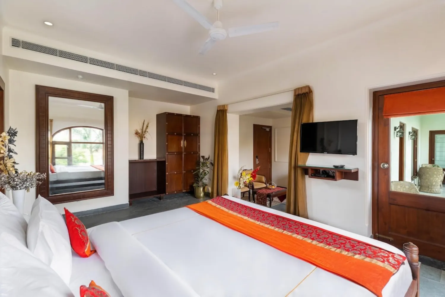 Royal Lakeview Suite thumbnail 2
