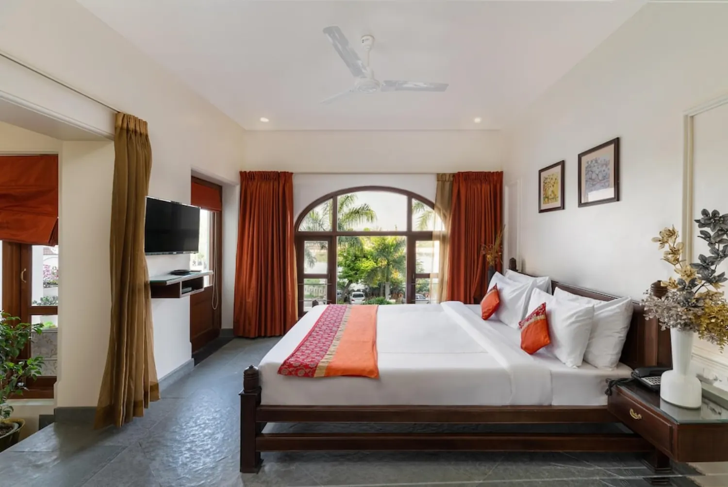 Royal Lakeview Suite thumbnail 3
