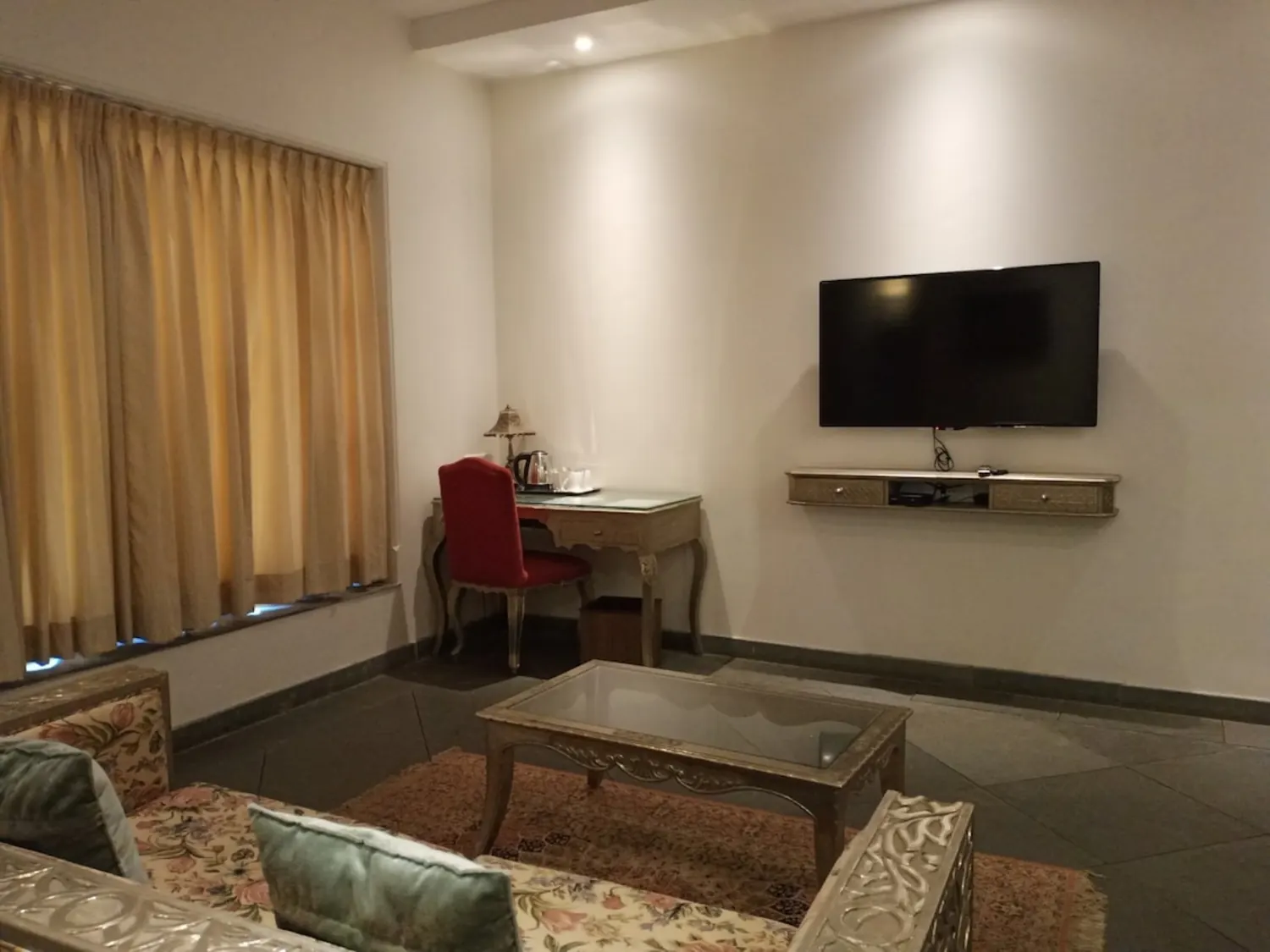 Royal Lakeview Suite thumbnail 5